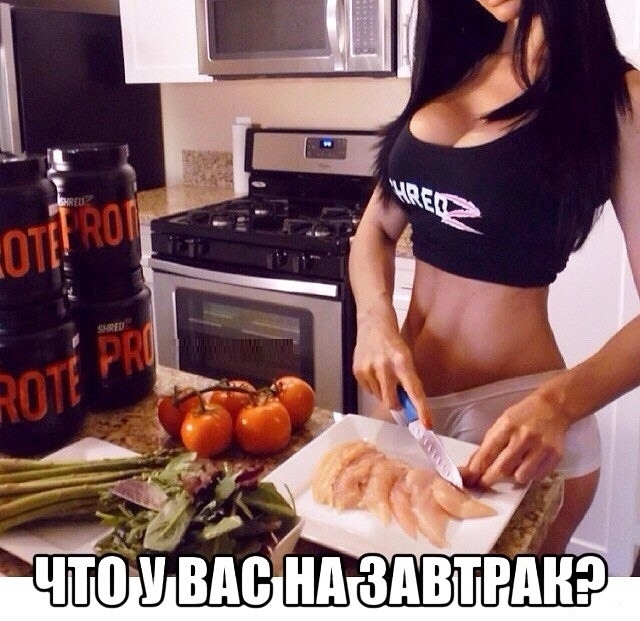 На кухне зрелая домохозяйка с сексуальной фигурой голой готовит блюдо