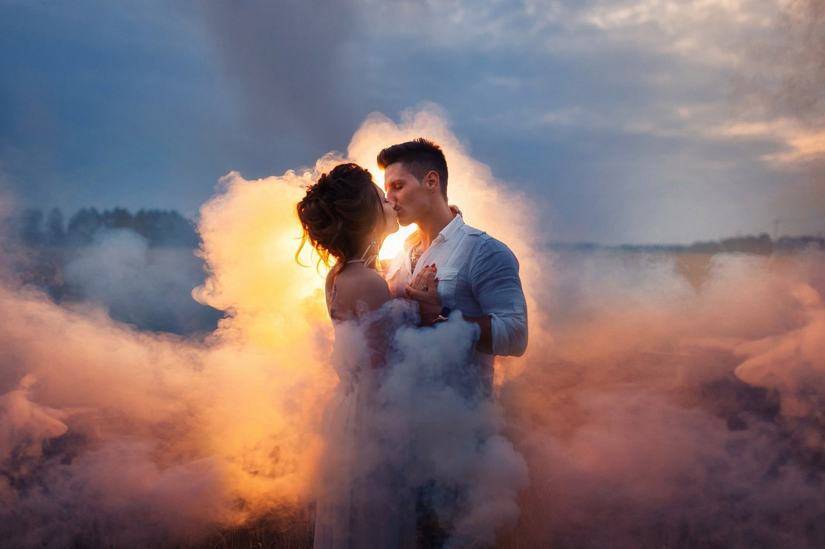 День из жизни пары их первый месяц. Влюбленные в облаках. Влюбленные в тумане. Туман романтика.