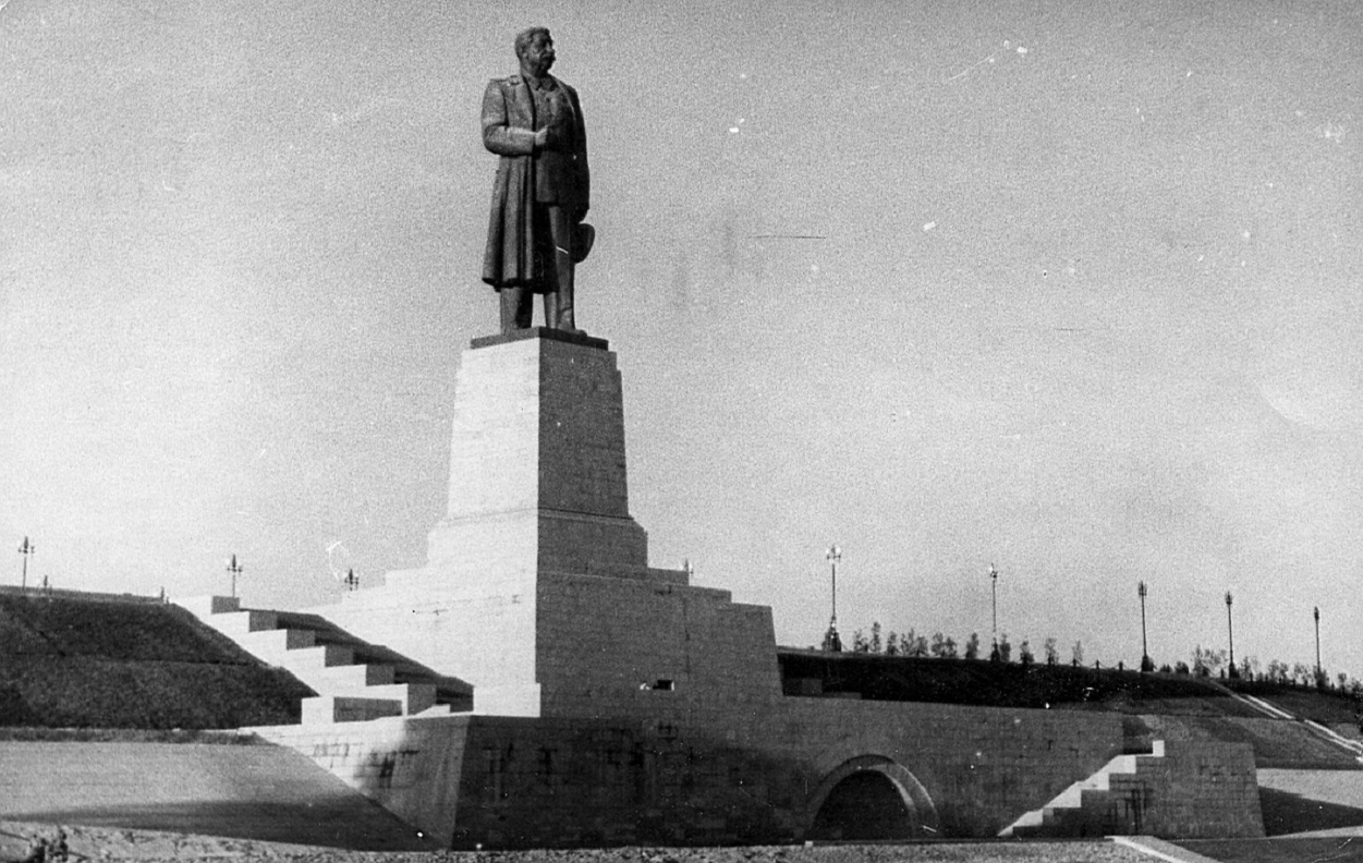 В каком городе расположена сорокаметровая статуя. Памятник Сталину Волгоград Волго-Донской канал. Волго-Донской канал скульптура Сталина. Памятник Сталину на Волго-Донском канале. Самый большой памятник Сталину Волго-Донской канал.