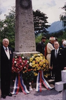 Атаман Н.Н. Протопопов (слева) и Председатель РОВСа В. В. Гранитов у памятника казакам в Лиенце.