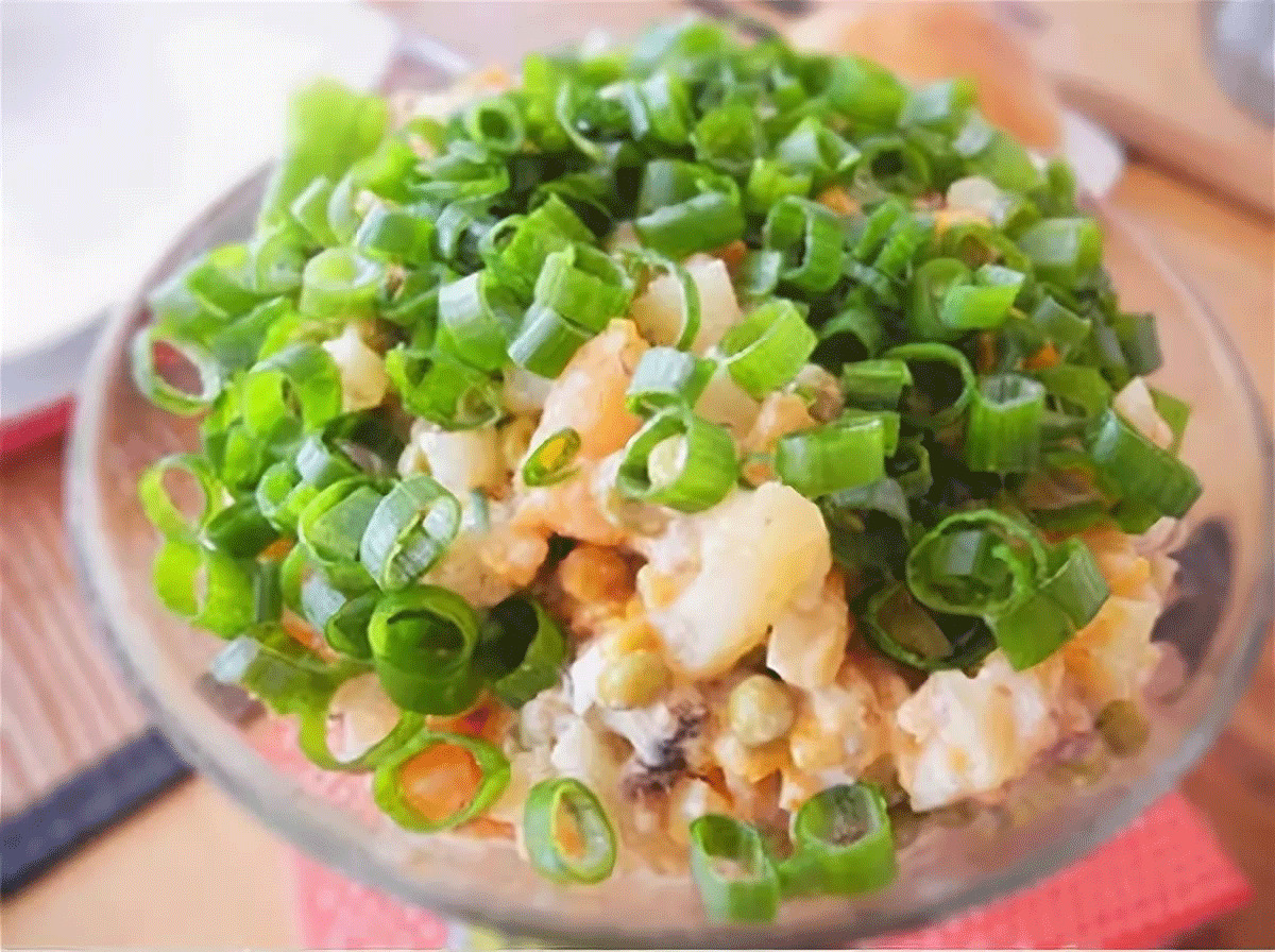 Салат со шпротами и зелёным горошком