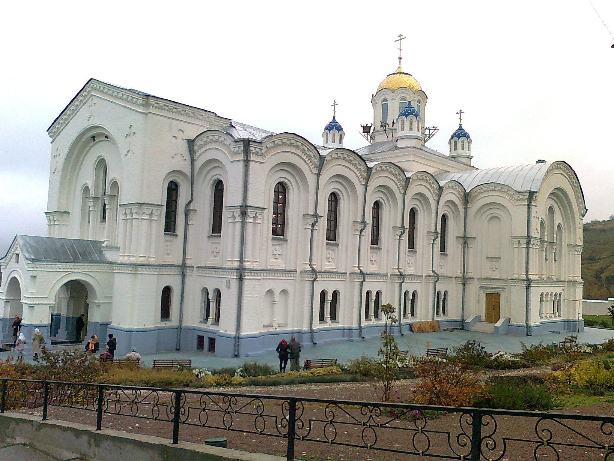 Погода в серафимовиче волгоградской. Собор Серафимович Волгоград. Свято Троицкий монастырь в Серафимовиче Волгоградской области. Монастырь Серафимович Волгоградская грот. Серафимович храм св Троицы.