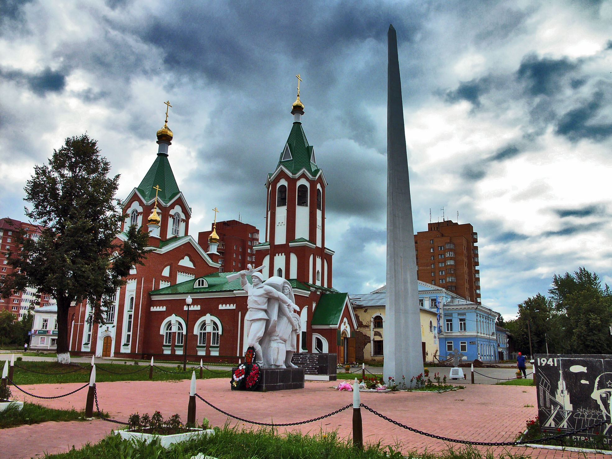 Фото достопримечательностей города город. Спасо-Преображенский кафедральный собор Глазов. Площадь свободы Глазов. Площадь город Глазов. Церковь в Глазове на площади свободы.