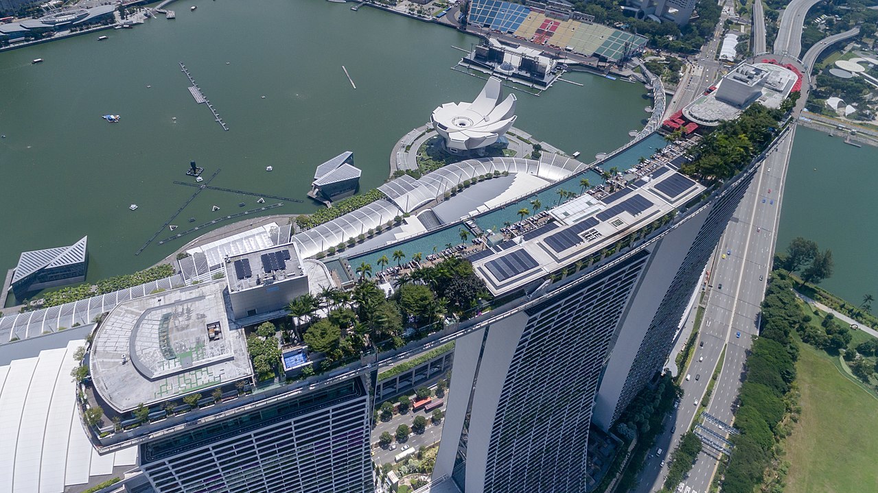 Бассейн на крыше небоскреба в сингапуре