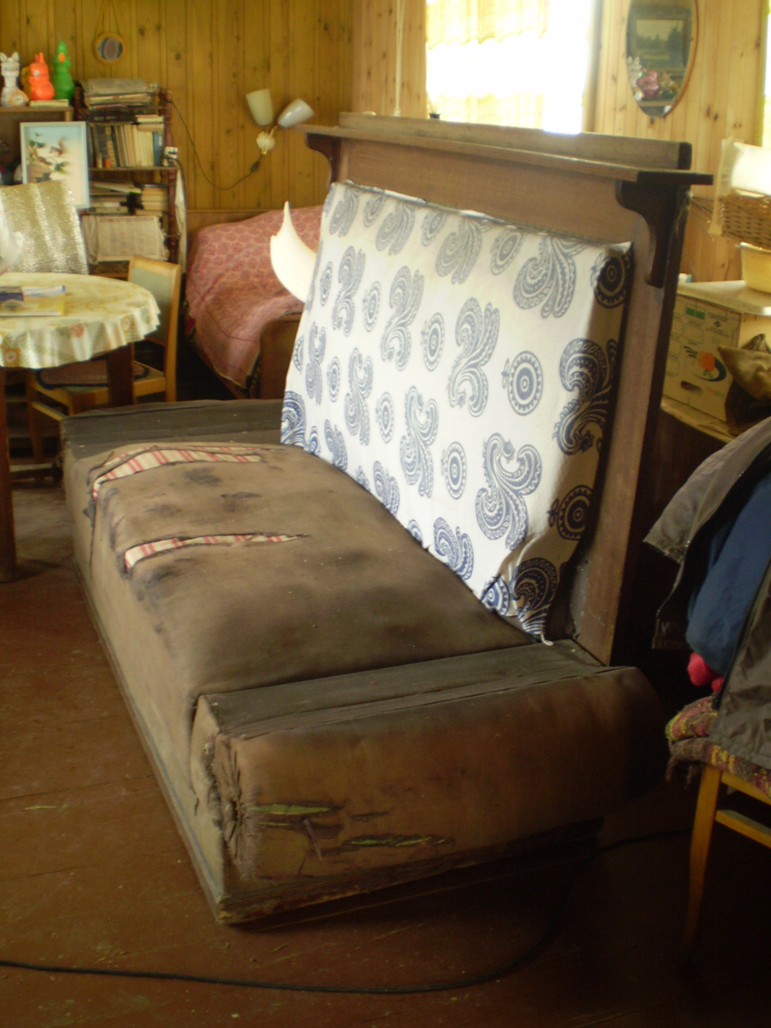 Старый диван с откидными валиками