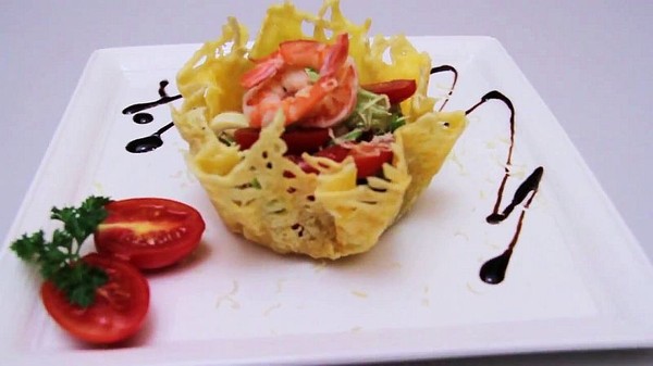 Рецепт салата с сёмгой в сырных корзиночках