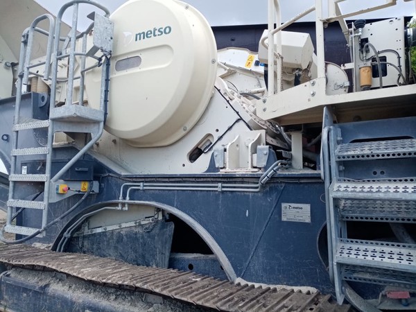 Дробилки metso. Дробилка Метсо AG 100. Дробилка Метсо AG 1004. Грохот Metso lhs1836. Es2406 Metso грохот.