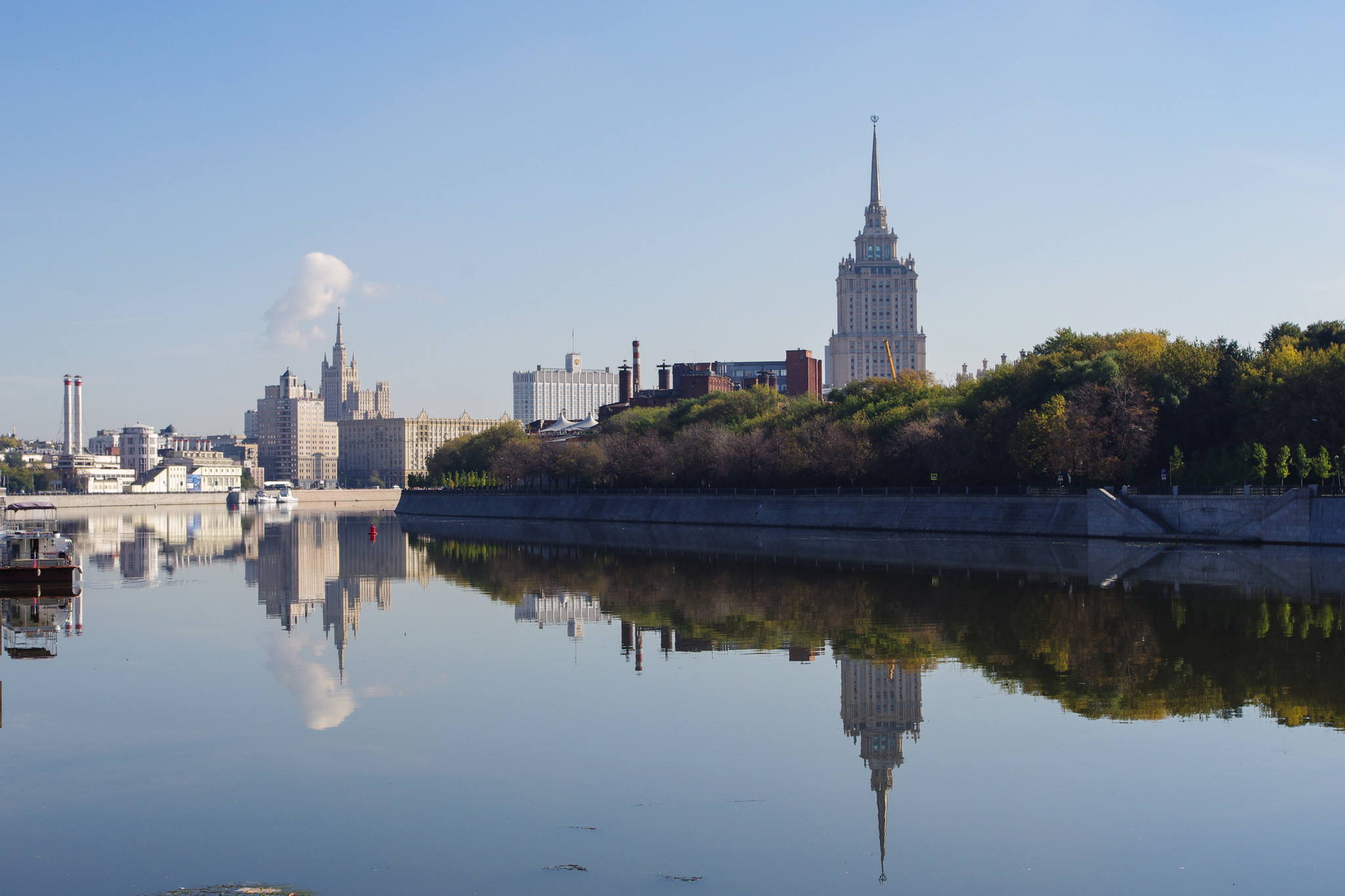 Город 1 2. Москва отражение в городе. Город отражения Иркутск. Фото Набережных Москвы с отражением в воде.